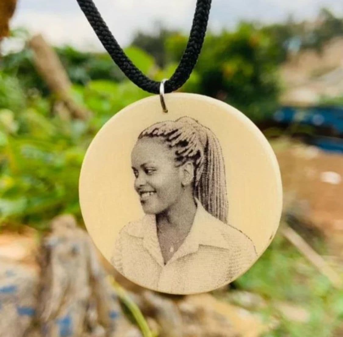Wooden Necklace – Female Portrait Design